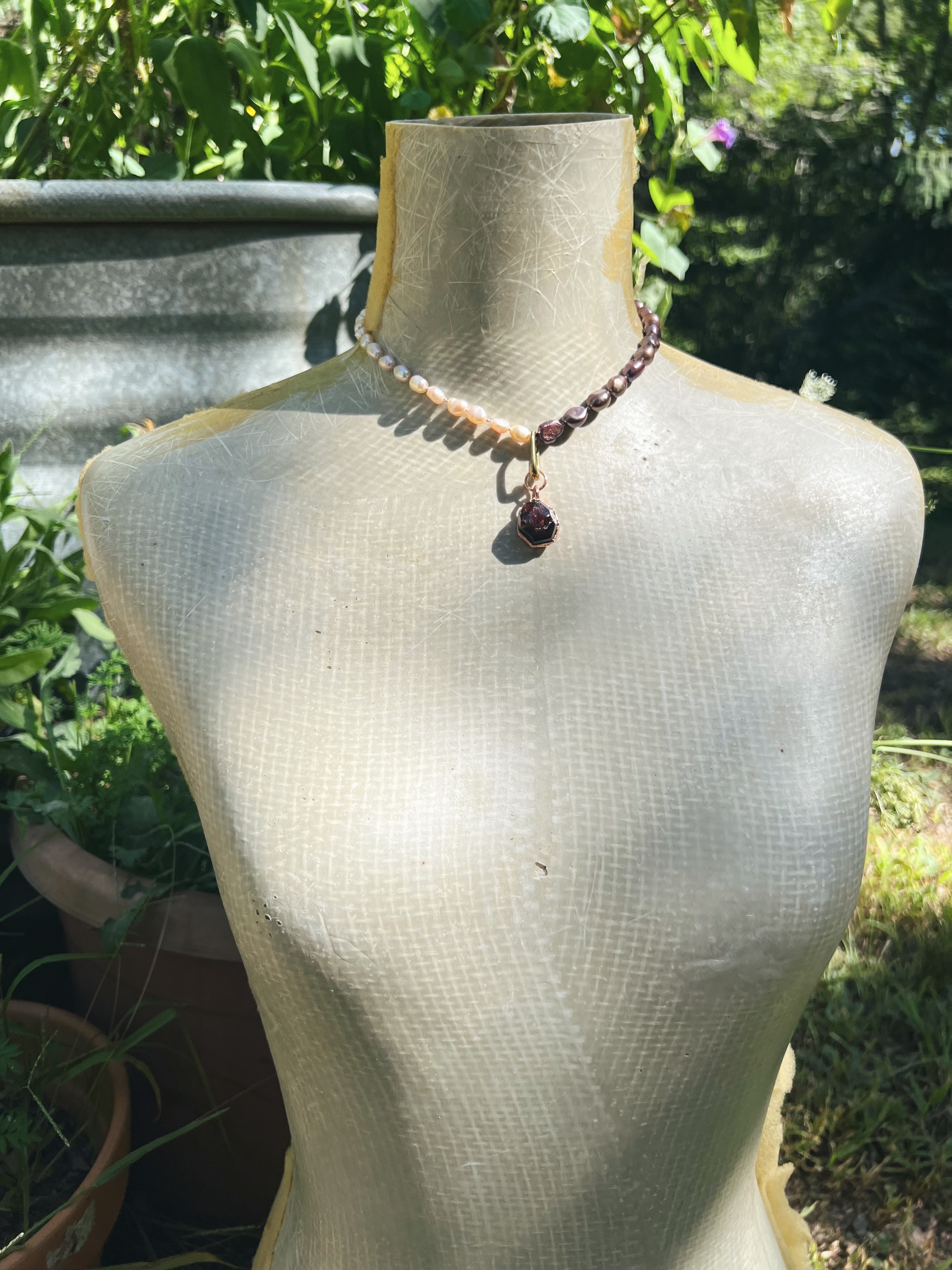 Black & White Pearl choker, with Garnet pendant Sea Ox