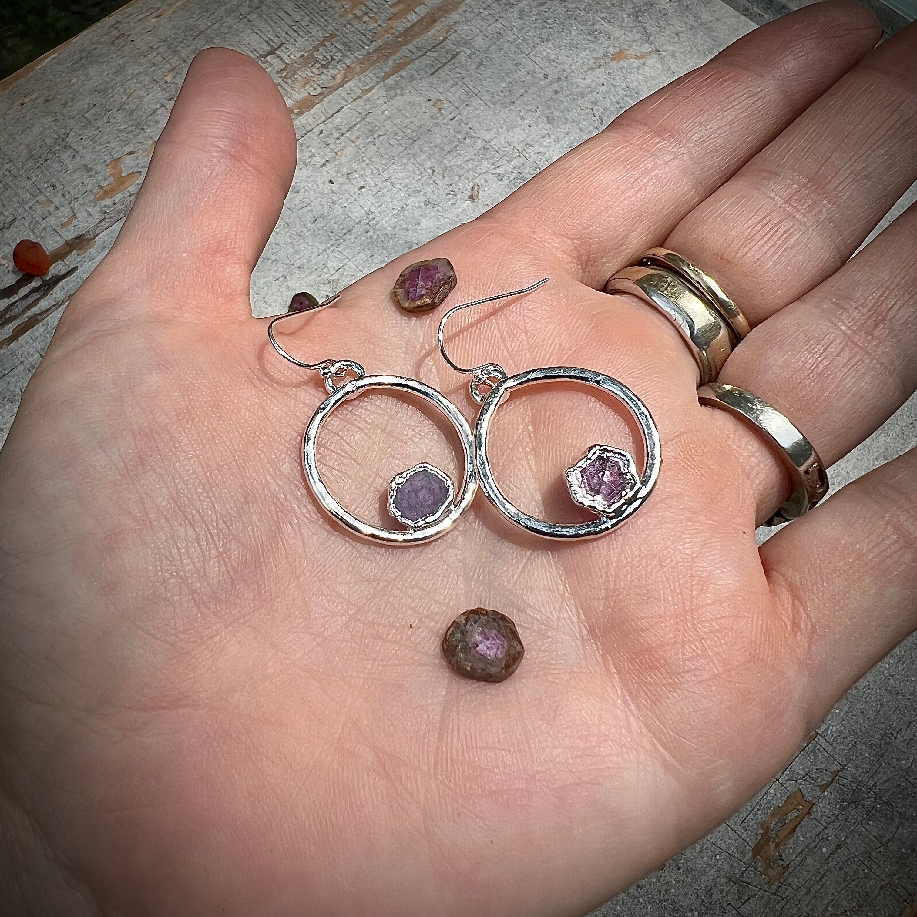 Star Ruby slice earrings in silver (medium)